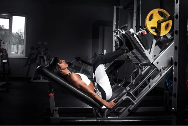 Les bonnes machines à utiliser en salle de sport pour muscler ses