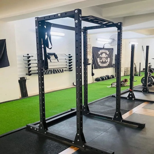 salle de sport commerciale avec rack à squat ATX fitness - Inspiration homegym