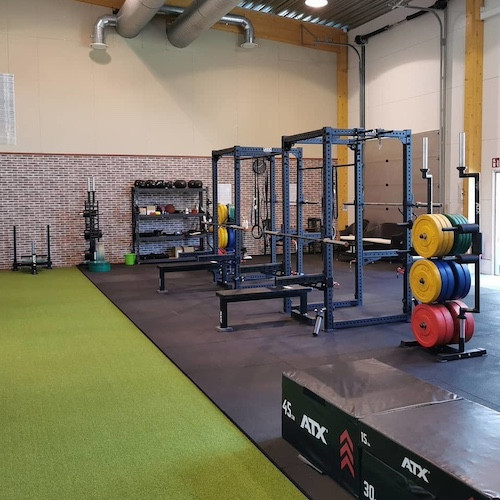 Espace musculation au sein d'un gymnase avec matériel ATX pour sports de force