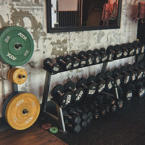 Salle de fitness et musculation avec haltères et disques de poids TAX