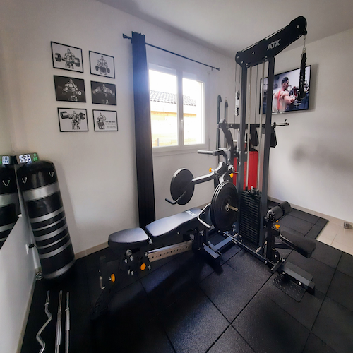 Salle d'entraînement musculaire avec multi-station ATX fitness