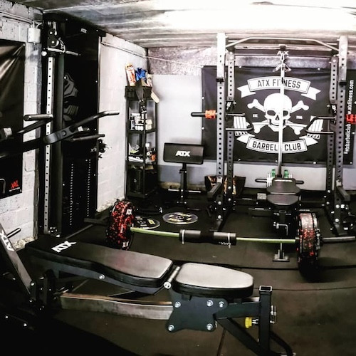 Garage gym de musculation pour entraînements à domicile 