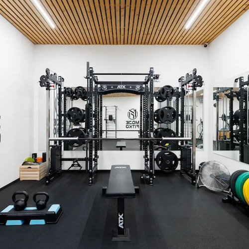 Homegym de musculation avec équipement ATX et column rack à poulie double 