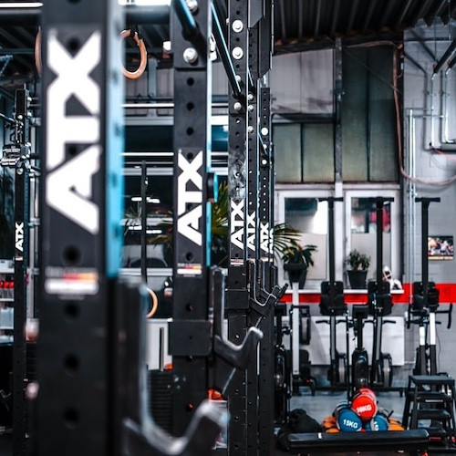 Salle de crossfit complète avec plateforme rig de marque ATX