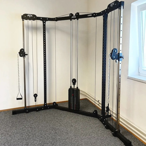 Salle de training à domicile avec poulie vis à vis d'angle - Home gym inspiration