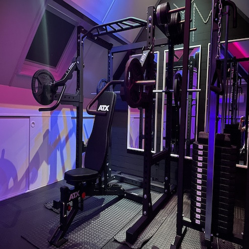 Homegym de musculation avec cage à squat et banc de musculation ATX