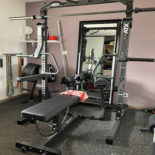 Homegym setup Rack à squat multi-équipé et banc de musculation 