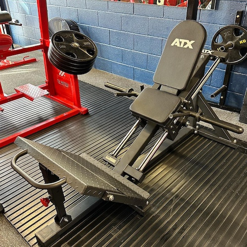 Idée d'équipement pour salle de musculation professionnelle avec leg press ATX