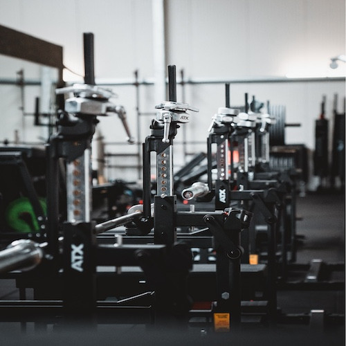 Salle de powerlifting haltérophilie avec banc combo rack homologué IPF