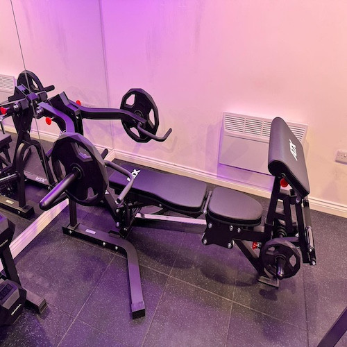 Installation homegym de musculation avec banc multi-équipé 